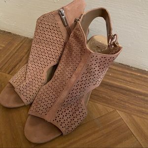 Vince Camuto Ennisa Booties - 9M